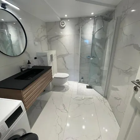 Lejlighed Lofoten Aurora Seafront Penthouse 罗弗敦极光海滨顶层豪华公寓 Å